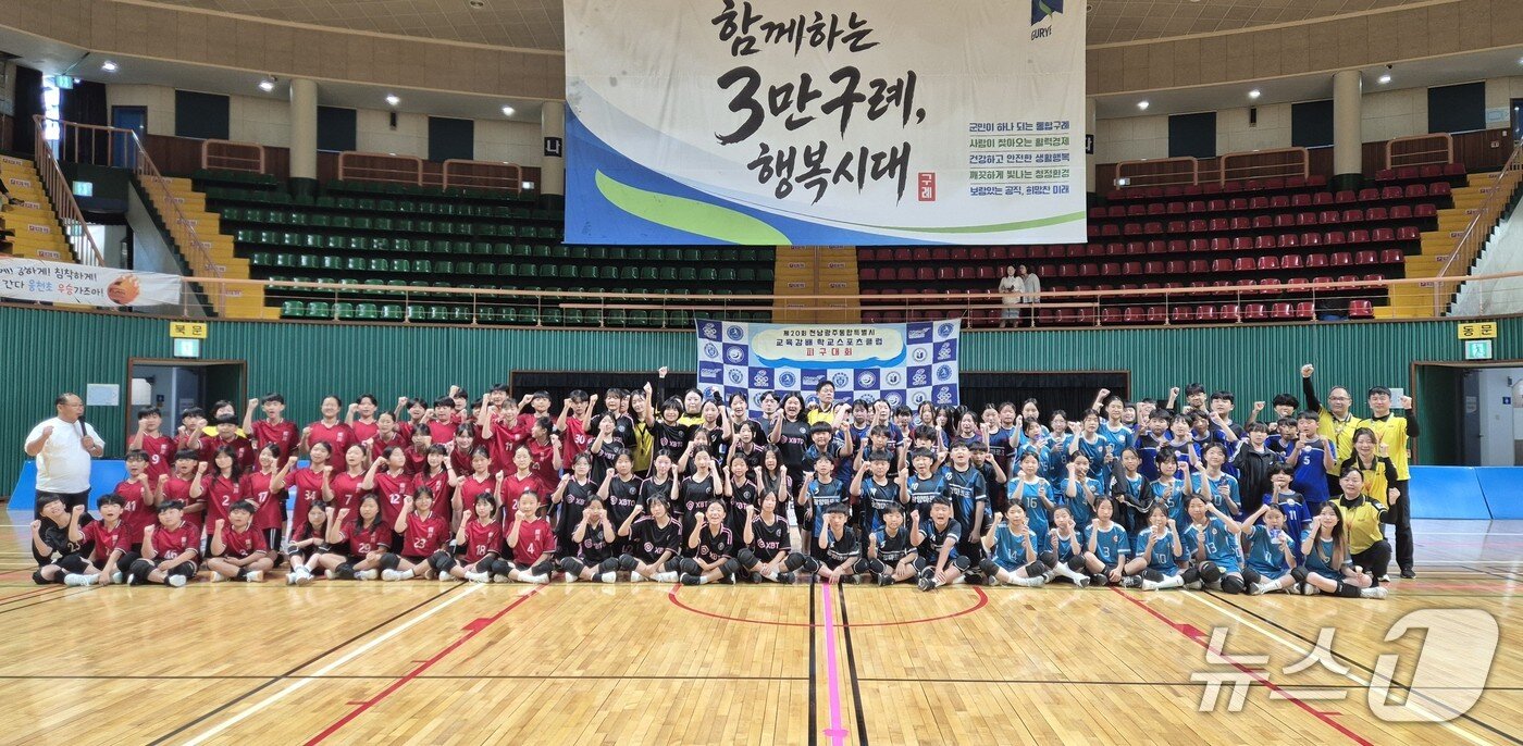 본문 이미지 - '2026 전남학생 스포츠문화 축제'에서 교육감배 학교스포츠클럽 피구대회가 끝난 뒤 참가 선수들이 기념사진을 찍고 있다.(전남광주통합특별시교육청 제공, 재판매 및 DB 금지)/뉴스1 
