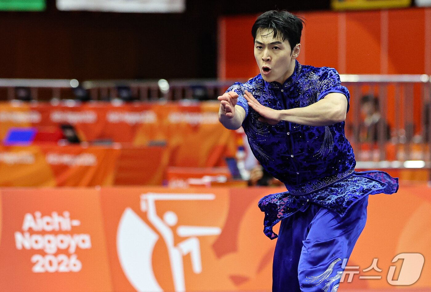 본문 이미지 - 대한민국 이용현이 20일 일본 나고야 아이치현 무도관 열린 2026 아이치·나고야 아시안게임 우슈 투로 장권 결선에서 경기를 펼치고 있다. 2026.9.20 ⓒ 뉴스1 김도우 기자
