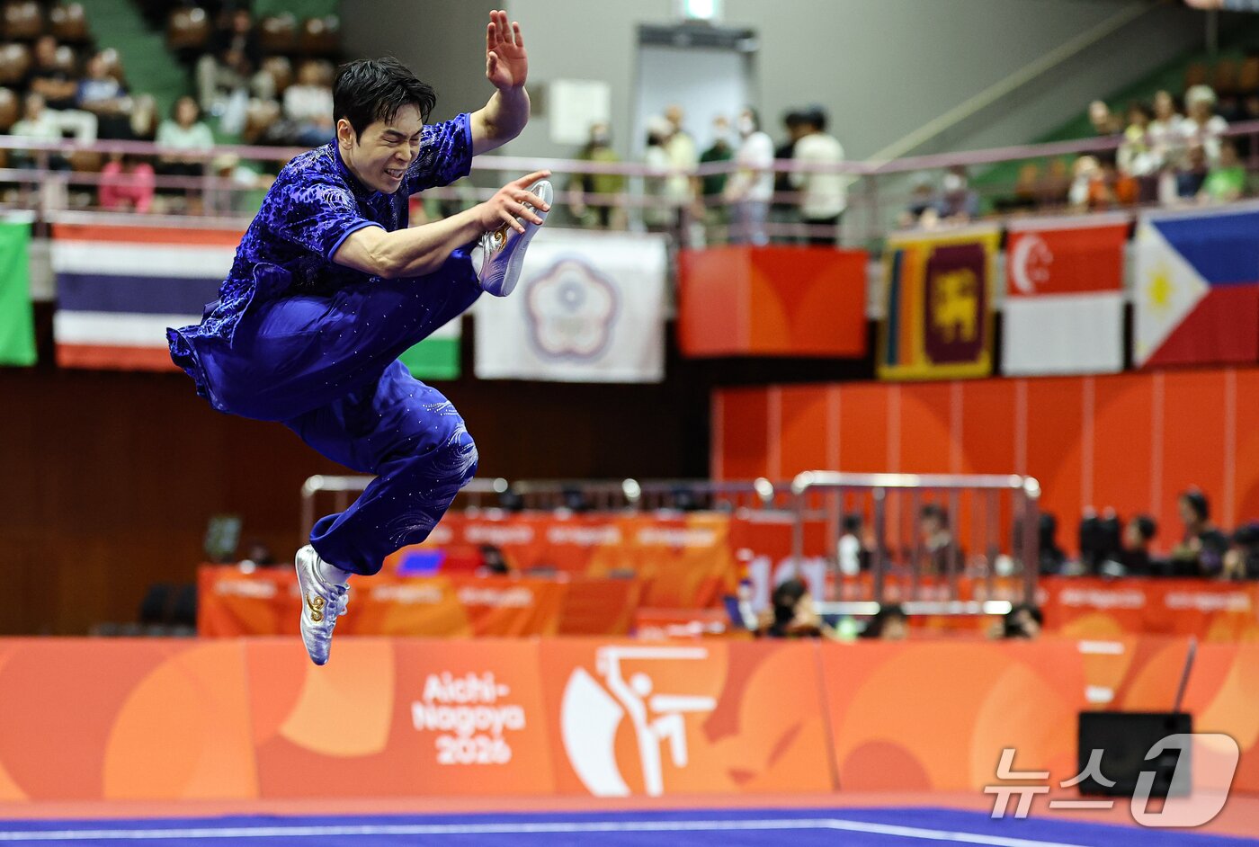 본문 이미지 - 대한민국 이용현이 20일 일본 나고야 아이치현 무도관 열린 2026 아이치·나고야 아시안게임 우슈 투로 장권 결승전에서 경기를 펼치고 있다. 2026.9.20 ⓒ 뉴스1 김도우 기자