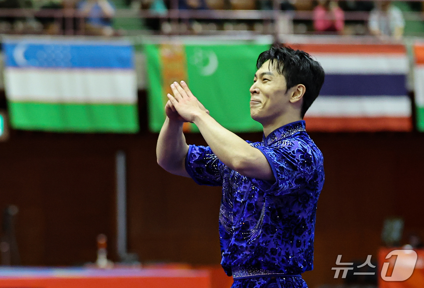 (나고야=뉴스1) 김도우 기자 = 대한민국 이용현이 20일 일본 나고야 아이치현 무도관 열린 2026 아이치·나고야 아시안게임 우슈 투로 장권 결승전에서 경기를 마치고 관중에게 인 …
