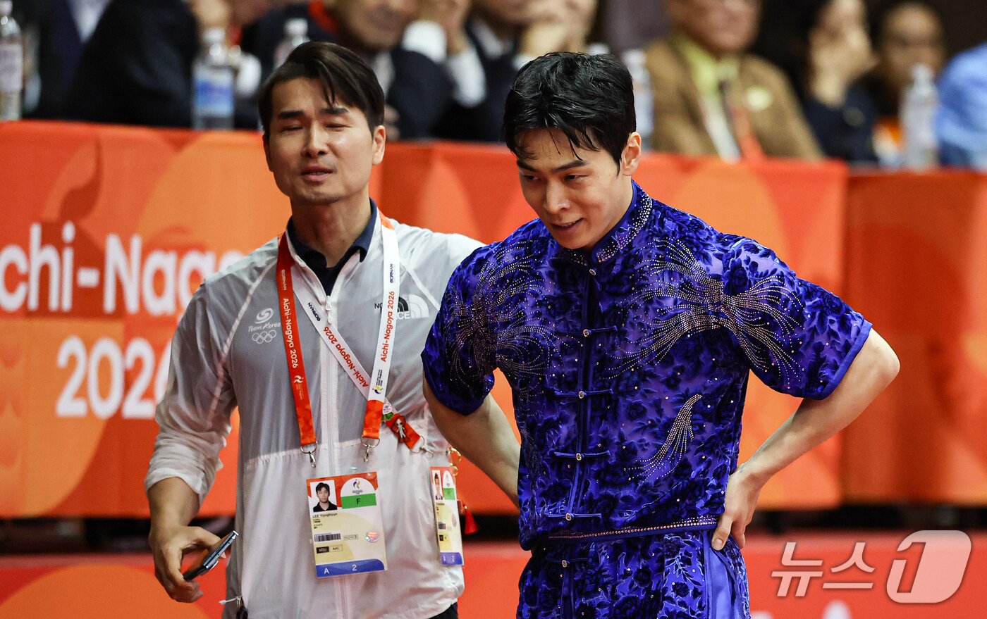 본문 이미지 - 대한민국 이용현이 20일 일본 나고야 아이치현 무도관 열린 2026 아이치·나고야 아시안게임 우슈 투로 장권 결선에서 경기 결과 확인 후 아쉬워하고 있다. 2026.9.20 ⓒ 뉴스1 김도우 기자