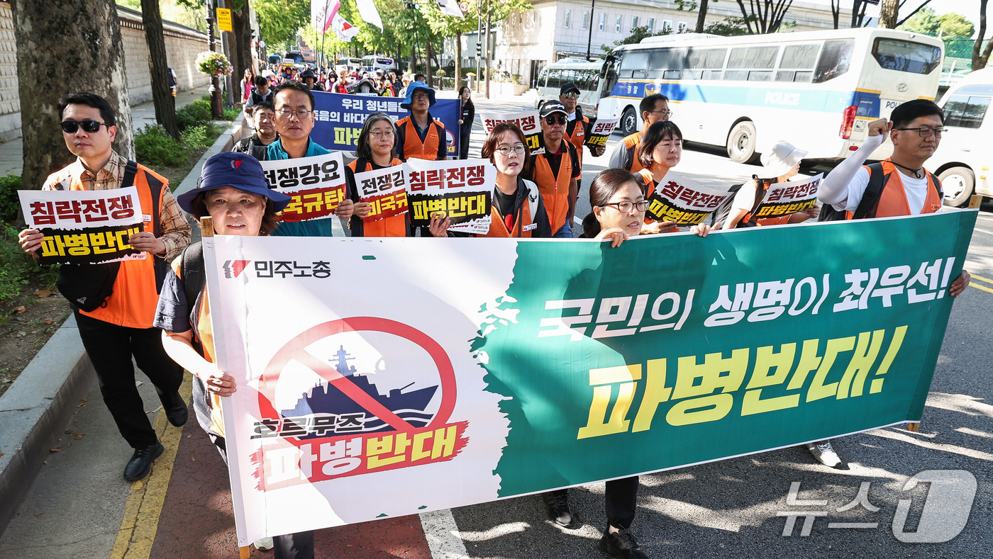 (서울=뉴스1) 이종수 기자 = 민주노총 조합원들이 20일 서울 종로구 효자로 일대에서 호르무즈 파병 반대를 외치며 행진하고 있다. 2026.9.20/뉴스1