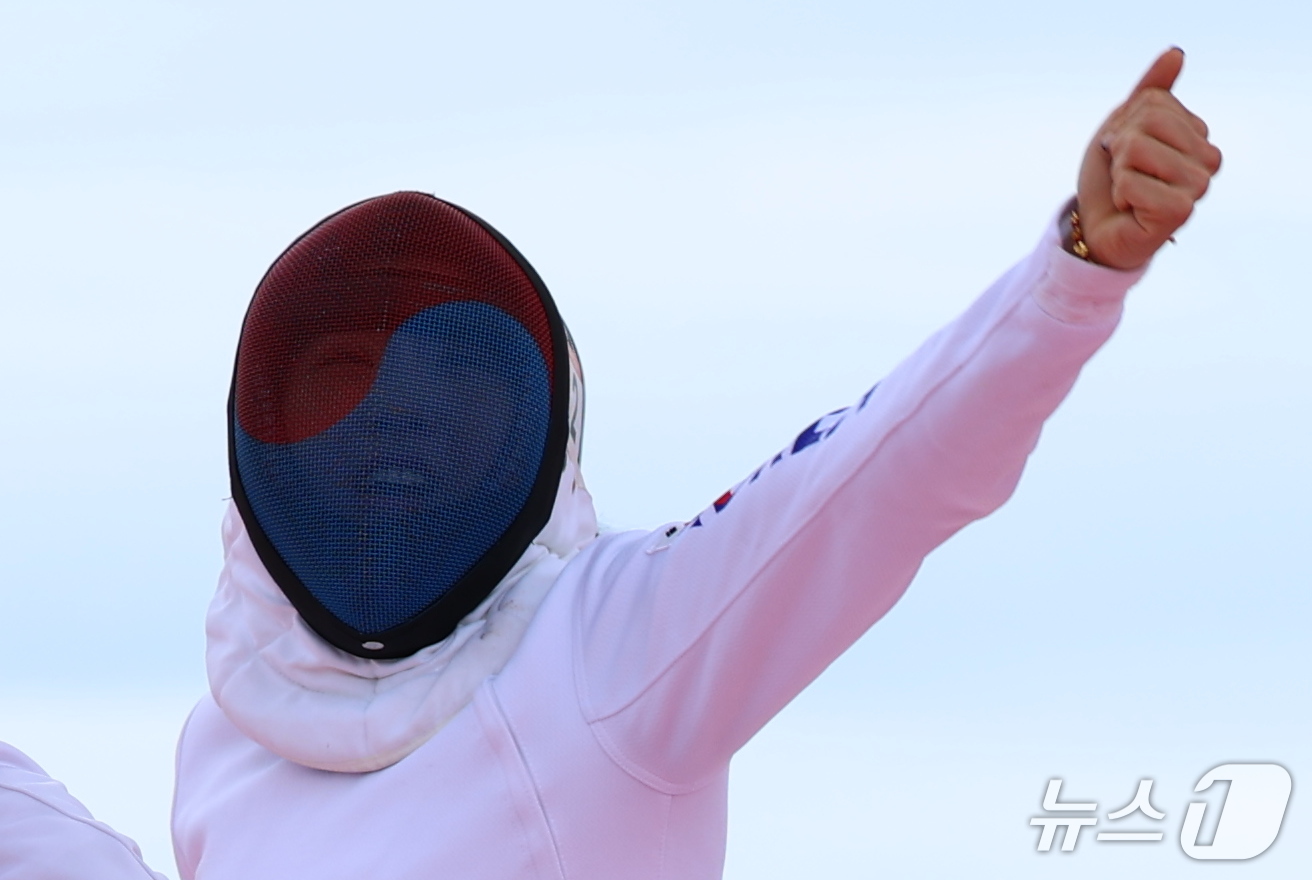 (안조=뉴스1) 안은나 기자 = 대한민국 성승민이 20일 일본 안조 스포츠 파크에서 열린 2026 아이치·나고야 아시안게임 근대 5종 개인전 여자 결승전 펜신경기에서 득점한 후 환 …