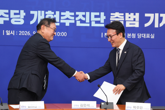 김태년 단장과 악수 나누는 김민석 대표