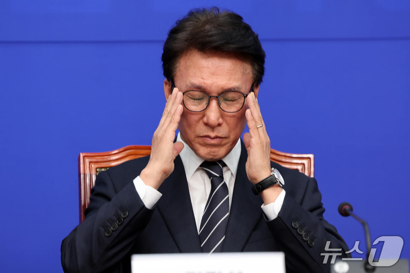 (서울=뉴스1) 황기선 기자 = 김민석 더불어민주당 대표가 20일 오전 서울 여의도 국회에서 열린 개헌추진단 출범 기자 간담회에서 생각에 잠겨 있다.  2026.9.20/뉴스1