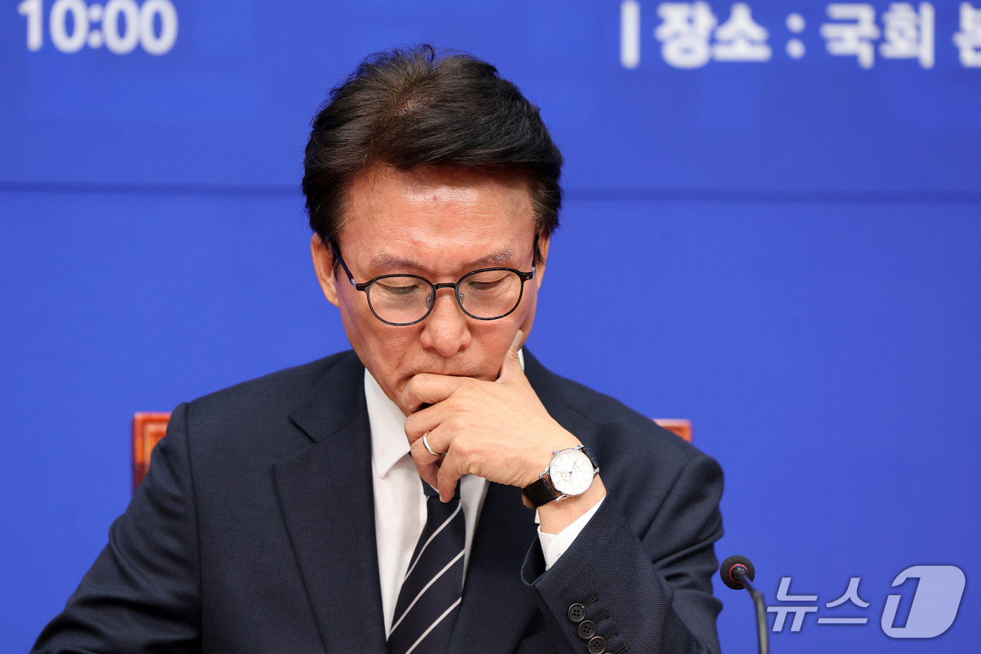 (서울=뉴스1) 황기선 기자 = 김민석 더불어민주당 대표가 20일 오전 서울 여의도 국회에서 열린 개헌추진단 출범 기자 간담회에서 생각에 잠겨 있다.  2026.9.20/뉴스1