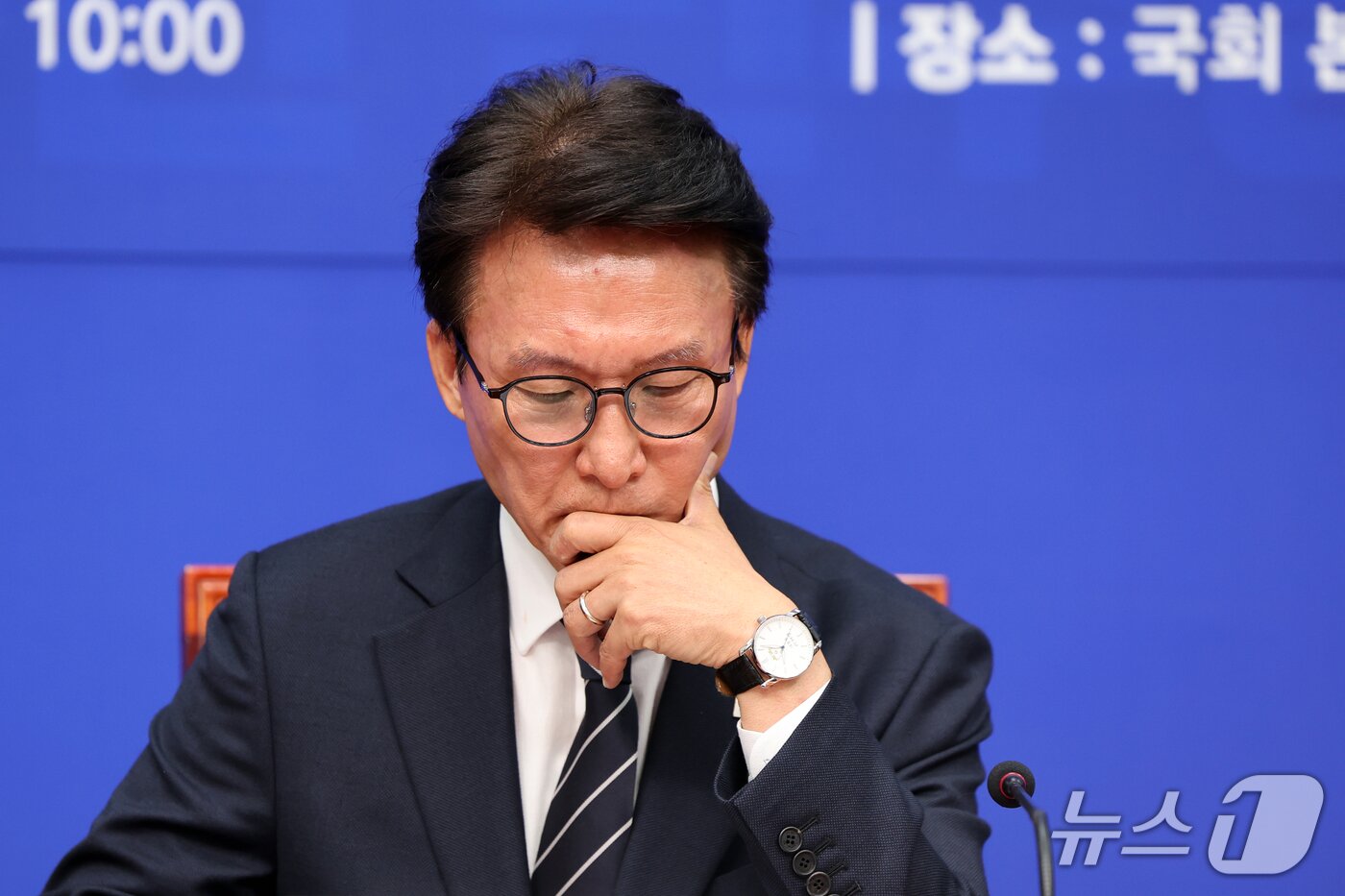 본문 이미지 - 김민석 더불어민주당 대표가 20일 오전 서울 여의도 국회에서 열린 개헌추진단 출범 기자 간담회에서 생각에 잠겨 있다. 2026.9.20 ⓒ 뉴스1 황기선 기자