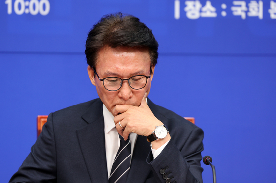 생각에 잠긴 김민석 대표