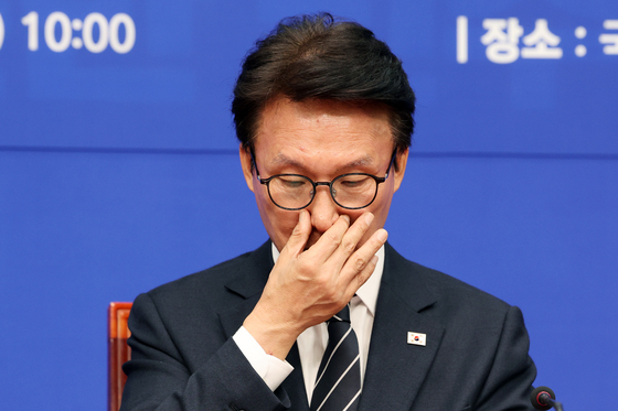 생각에 잠긴 김민석 더불어민주당 대표
