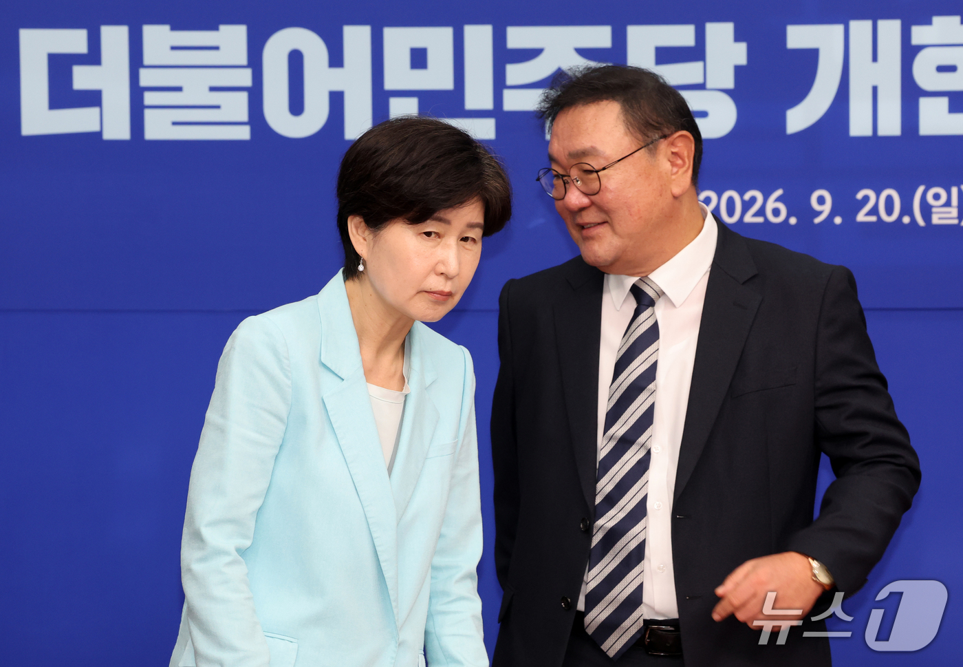 (서울=뉴스1) 황기선 기자 = 김태년 더불어민주당 개헌추진단장과 백혜련 수석부단장이 20일 오전 서울 여의도 국회에서 열린 개헌추진단 출범 기자 간담회에서 대화를 나누고 있다. …