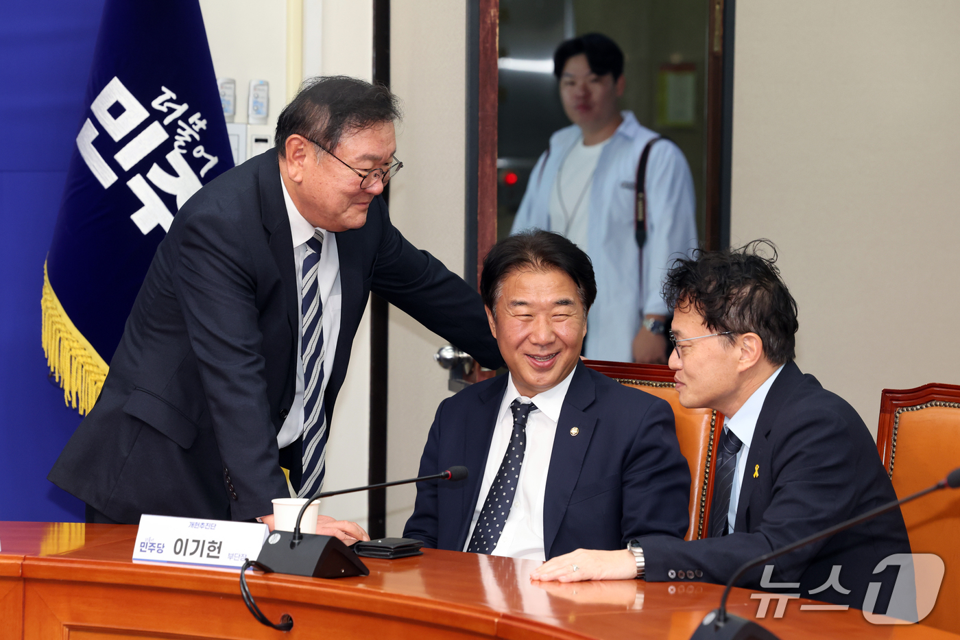 (서울=뉴스1) 황기선 기자 = 김태년 더불어민주당 개헌추진단장이 20일 오전 서울 여의도 국회에서 열린 개헌추진단 출범 기자 간담회에서 박주민 수석부단장, 이기헌부단장과 대화를 …