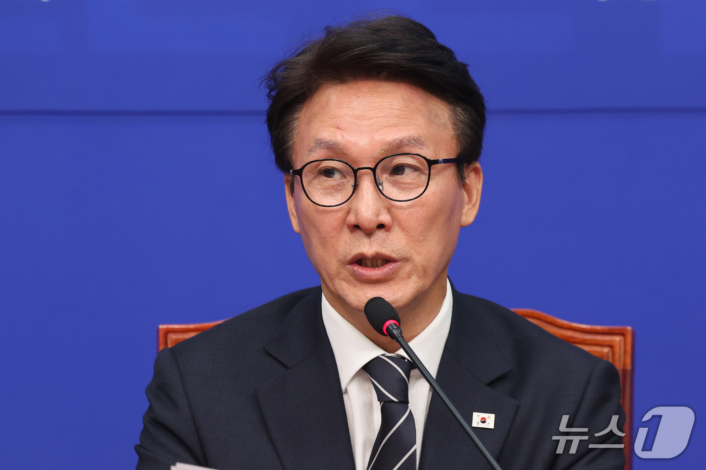 (서울=뉴스1) 황기선 기자 = 김민석 더불어민주당 대표가 20일 오전 서울 여의도 국회에서 열린 개헌추진단 출범 기자 간담회에서 축사를 하고 있다.  2026.9.20/뉴스1