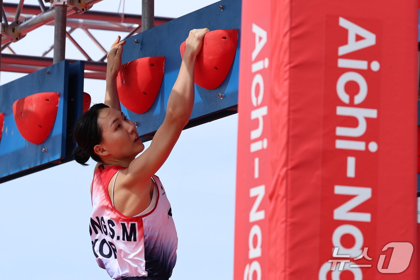본문 이미지 - 대한민국 성승민이 20일 일본 안조 스포츠 파크에서 열린 2026 아이치·나고야 아시안게임 근대 5종 개인전 여자 결승전에서 장애물 경기를 펼치고 있다. 2026.9.20 ⓒ 뉴스1 안은나 기자