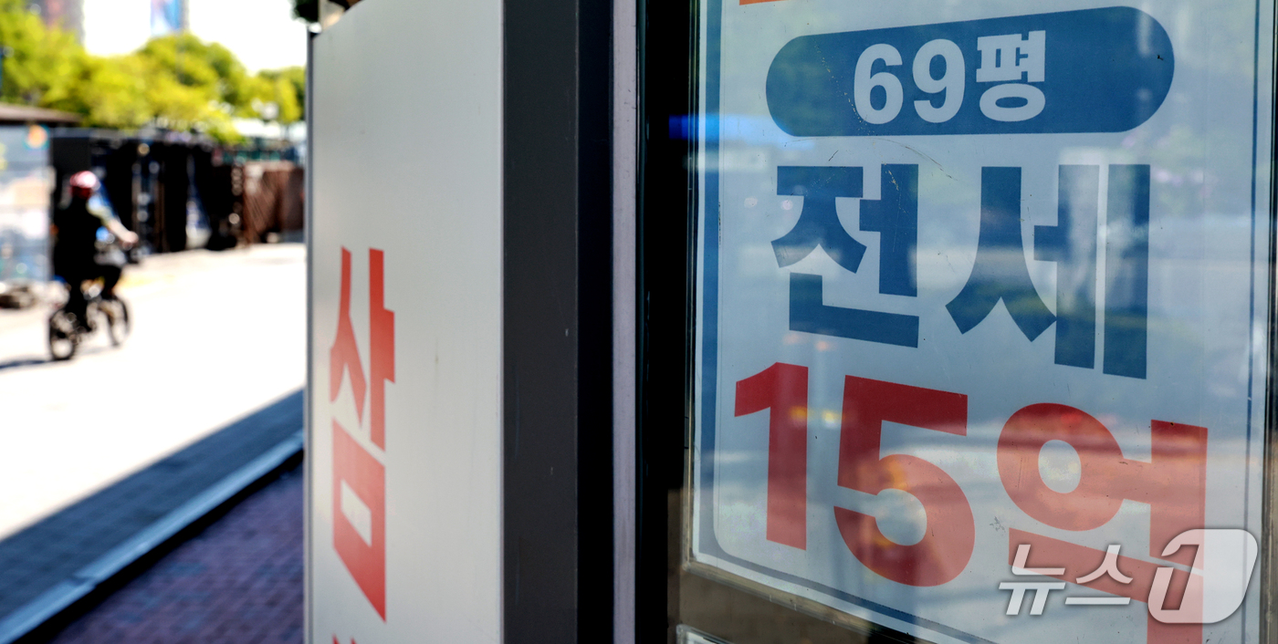 (서울=뉴스1) 이호윤 기자 = 20일 한국부동산원에 따르면 9월 둘째 주 기준 올해 서울 아파트 전셋값 누적 상승률은 7.79%로 집계됐다. 지난해 같은 기간 상승률 1.16%의 …
