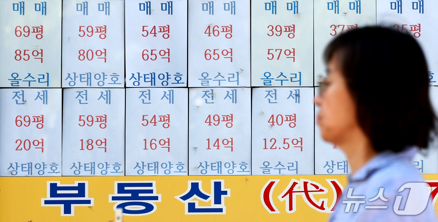 (서울=뉴스1) 이호윤 기자 = 20일 한국부동산원에 따르면 9월 둘째 주 기준 올해 서울 아파트 전셋값 누적 상승률은 7.79%로 집계됐다. 지난해 같은 기간 상승률 1.16%의 …