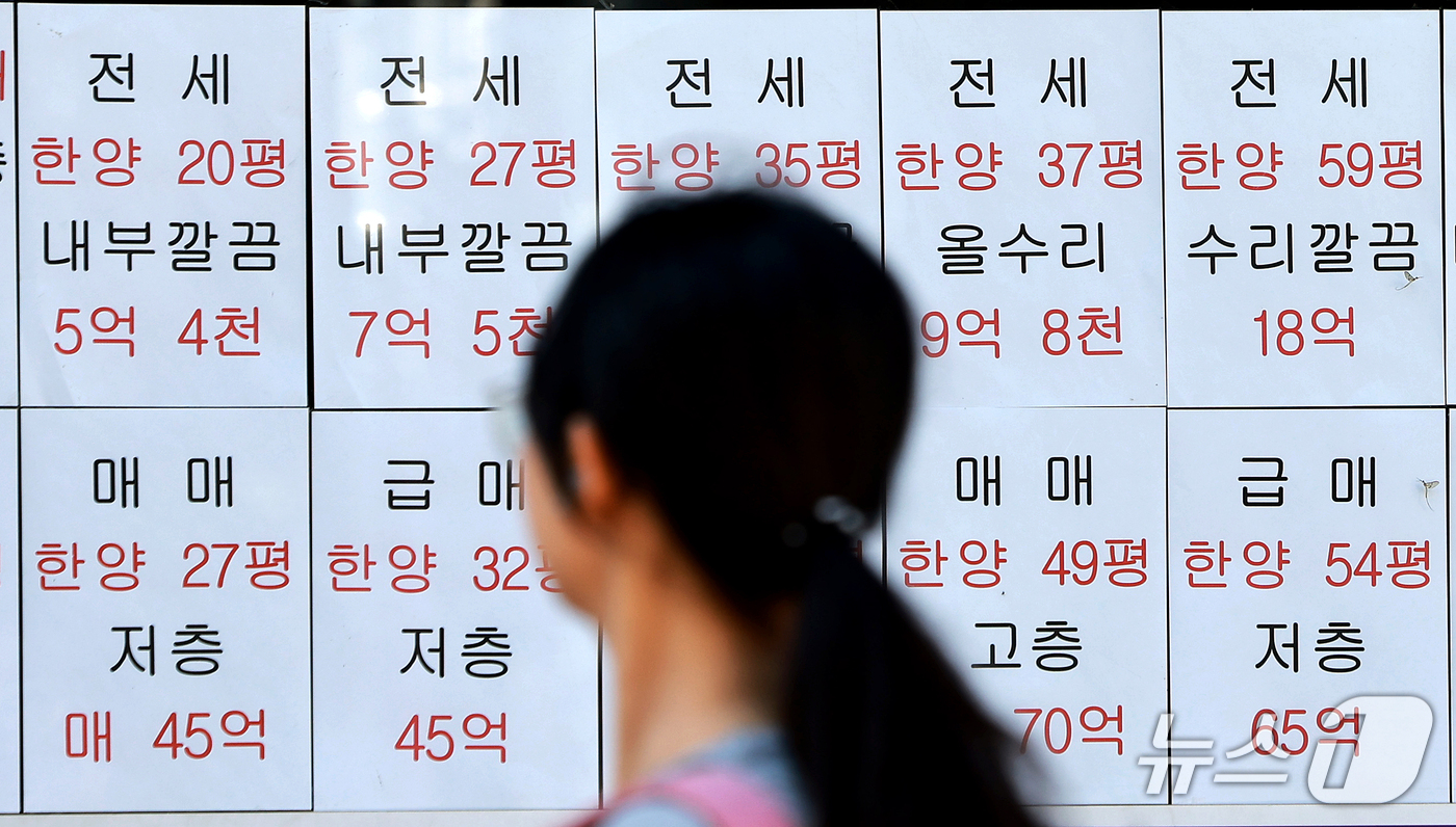 (서울=뉴스1) 이호윤 기자 = 20일 한국부동산원에 따르면 9월 둘째 주 기준 올해 서울 아파트 전셋값 누적 상승률은 7.79%로 집계됐다. 지난해 같은 기간 상승률 1.16%의 …