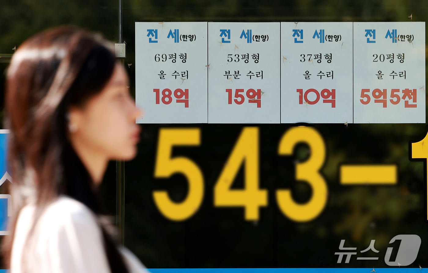 (서울=뉴스1) 이호윤 기자 = 20일 한국부동산원에 따르면 9월 둘째 주 기준 올해 서울 아파트 전셋값 누적 상승률은 7.79%로 집계됐다. 지난해 같은 기간 상승률 1.16%의 …
