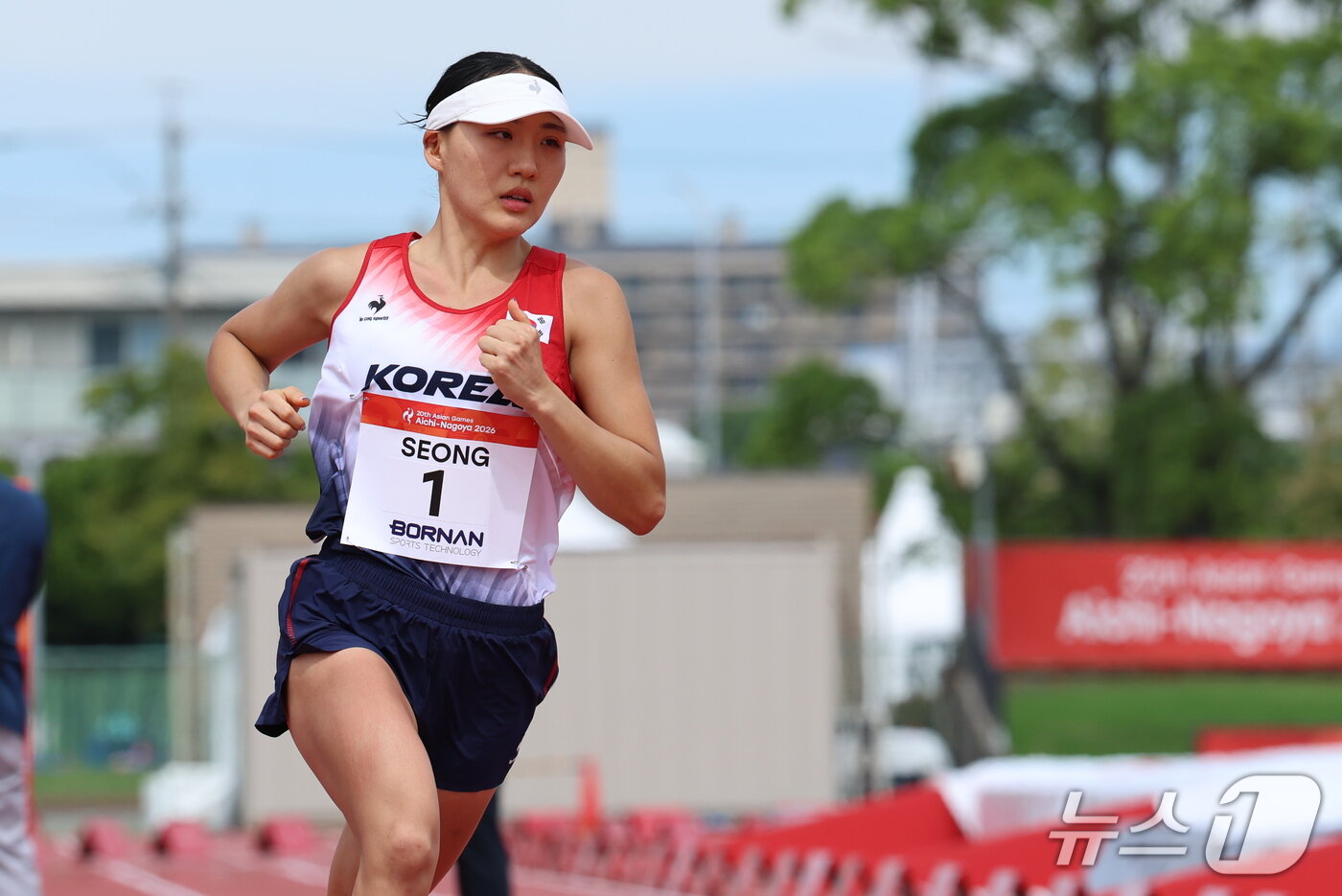 본문 이미지 - 대한민국 성승민이 20일 일본 안조 스포츠 파크에서 열린 2026 아이치·나고야 아시안게임 근대 5종 개인전 여자 결승전 레이저런 경기에서 힘차게 달리고 있다. 2026.9.20 ⓒ 뉴스1 안은나 기자