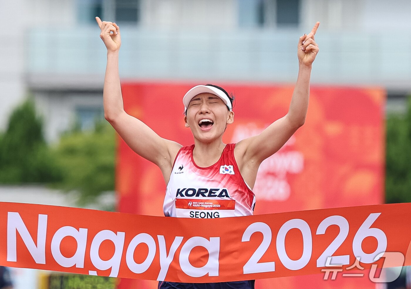 본문 이미지 - 대한민국 성승민이 20일 일본 안조 스포츠 파크에서 열린 2026 아이치·나고야 아시안게임 근대 5종 개인전 여자 결승전에서 금메달을 확정짓자 기뻐하고 있다. 2026.9.20 ⓒ 뉴스1 안은나 기자