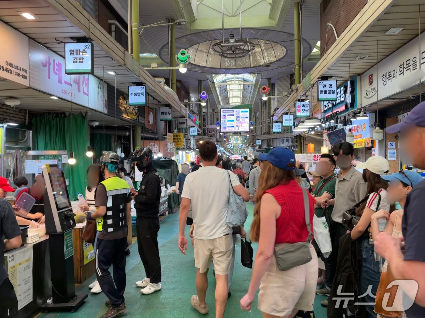 본문 이미지 - 20일 오전 서울 마포구 망원시장이 추석 명절을 앞두고 장을 보러 나온 손님들로 북적이고 있다.2026.09.20.ⓒ 뉴스1 신은빈 기자