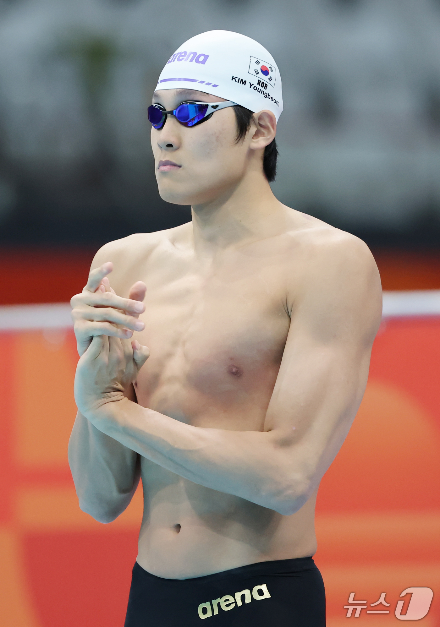 (도쿄=뉴스1) 김민지 기자 = 20일 도쿄 아쿠아틱스 센터에서 열린 2026 아이치·나고야 아시안게임 남자 100m 자유형 예선 4조 경기에서 김영범이 몸을 풀고 있다. 2026 …