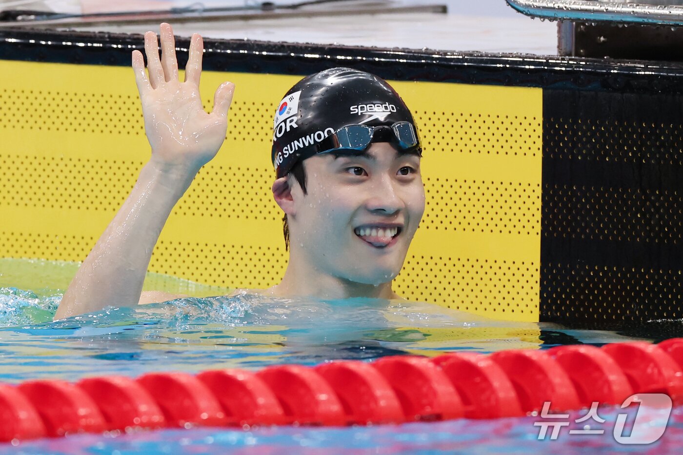 본문 이미지 - 20일 도쿄 아쿠아틱스 센터에서 열린 2026 아이치·나고야 아시안게임 남자 100m 자유형 예선 5조 경기에서 황선우가 조 2위로 들어온 후 미소를 보이고 있다. 2026.9.20 ⓒ 뉴스1 김민지 기자