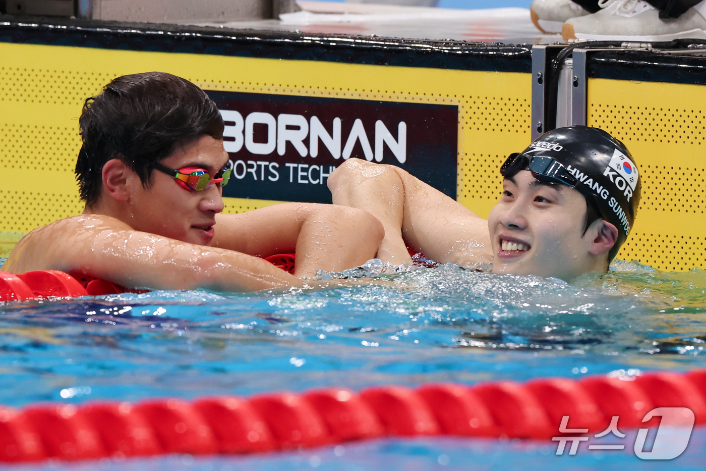 (도쿄=뉴스1) 김민지 기자 = 20일 도쿄 아쿠아틱스 센터에서 열린 2026 아이치·나고야 아시안게임 남자 100m 자유형 예선 5조 경기에서 황선우가 경기를 마치고 중국의 판잔 …