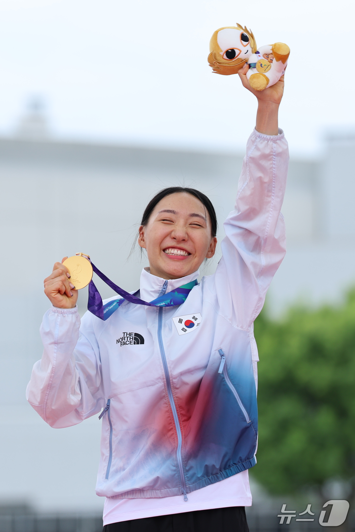 (안조=뉴스1) 안은나 기자 = 대한민국 성승민이 20일 일본 안조 스포츠 파크에서 열린 2026 아이치·나고야 아시안게임 여자 근대 5종 개인전 시상식에서 금메달을 목에 걸고 기 …