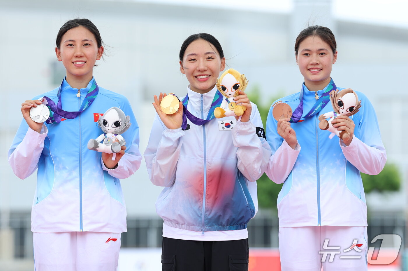 본문 이미지 - 대한민국 성승민이 20일 일본 안조 스포츠 파크에서 열린 2026 아이치·나고야 아시안게임 여자 근대 5종 개인전 시상식에서 금메달을 들고 포즈를 취하고 있다. 2026.9.20 ⓒ 뉴스1 안은나 기자