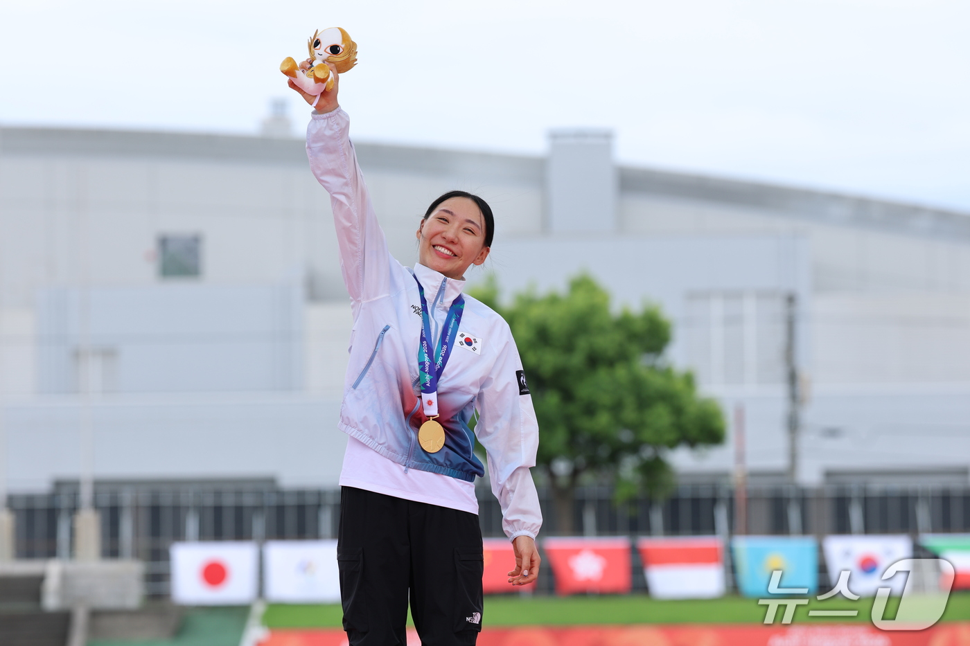 (안조=뉴스1) 안은나 기자 = 대한민국 성승민이 20일 일본 안조 스포츠 파크에서 열린 2026 아이치·나고야 아시안게임 여자 근대 5종 개인전 시상식에서 금메달을 목에 걸고 기 …