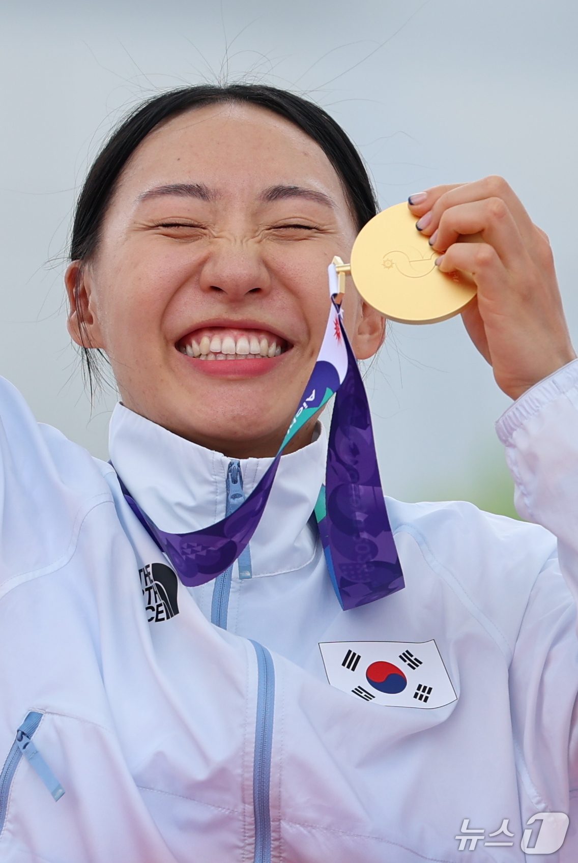 (안조=뉴스1) 안은나 기자 = 대한민국 성승민이 20일 일본 안조 스포츠 파크에서 열린 2026 아이치·나고야 아시안게임 여자 근대 5종 개인전 시상식에서 금메달을 목에 걸고 기 …