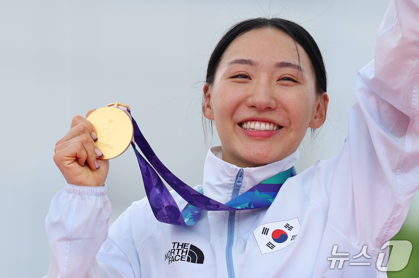 (안조=뉴스1) 안은나 기자 = 대한민국 성승민이 20일 일본 안조 스포츠 파크에서 열린 2026 아이치·나고야 아시안게임 여자 근대 5종 개인전 시상식에서 금메달을 목에 걸고 기 …