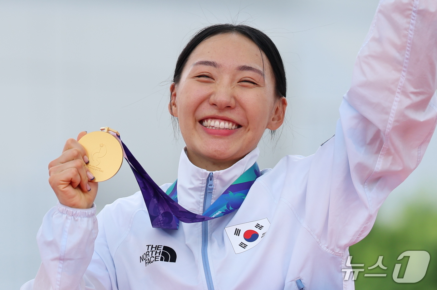 (안조=뉴스1) 안은나 기자 = 대한민국 성승민이 20일 일본 안조 스포츠 파크에서 열린 2026 아이치·나고야 아시안게임 여자 근대 5종 개인전 시상식에서 금메달을 목에 걸고 기 …