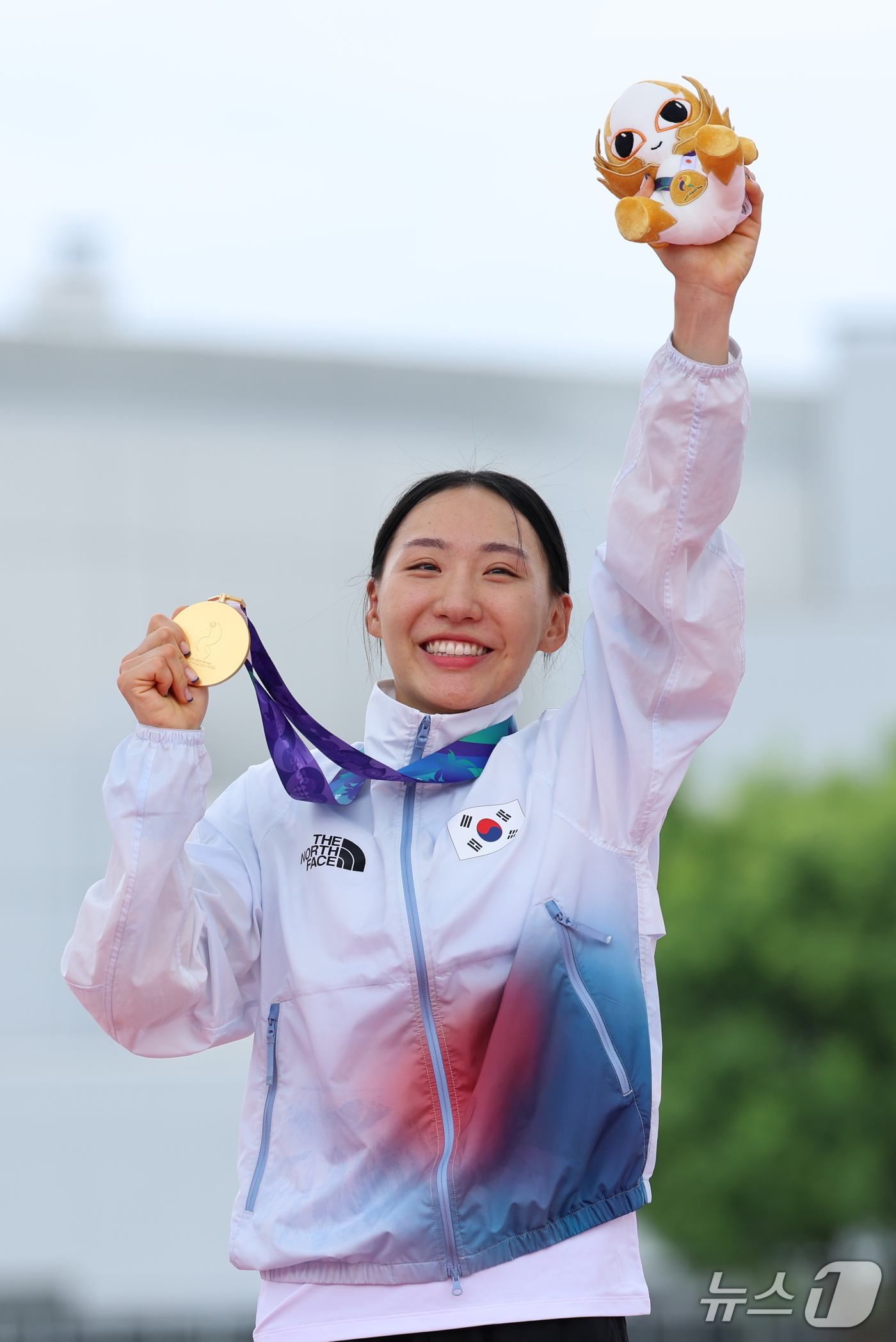 (안조=뉴스1) 안은나 기자 = 대한민국 성승민이 20일 일본 안조 스포츠 파크에서 열린 2026 아이치·나고야 아시안게임 여자 근대 5종 개인전 시상식에서 금메달을 목에 걸고 기 …