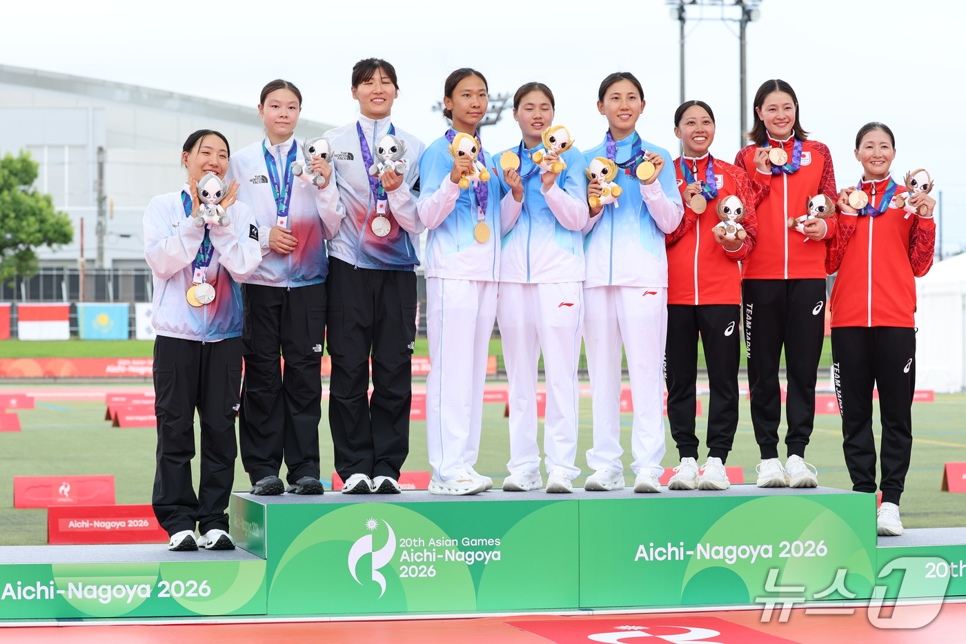 (안조=뉴스1) 안은나 기자 = 대한민국 성승민(왼쪽부터),신수민,김은주가 20일 일본 안조 스포츠 파크에서 열린 2026 아이치·나고야 아시안게임 여자 근대 5종 단체전 시상식에 …