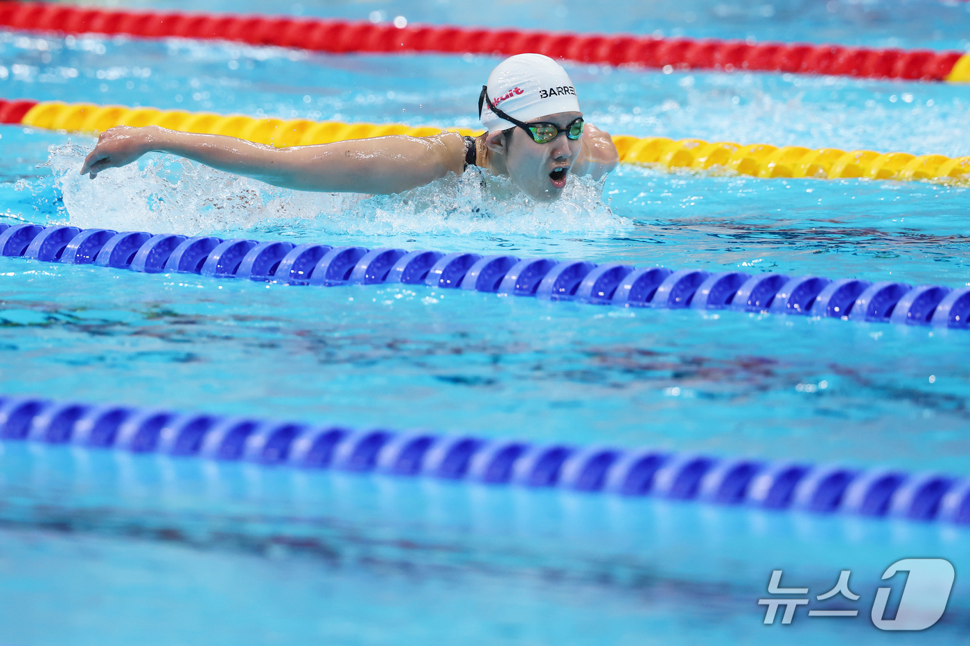 (도쿄=뉴스1) 김민지 기자 = 20일 도쿄 아쿠아틱스 센터에서 열린 2026 아이치·나고야 아시안게임 여자 200m 접영 예선 2조 경기에서 이희은이 역영하고 있다. 2026.9 …