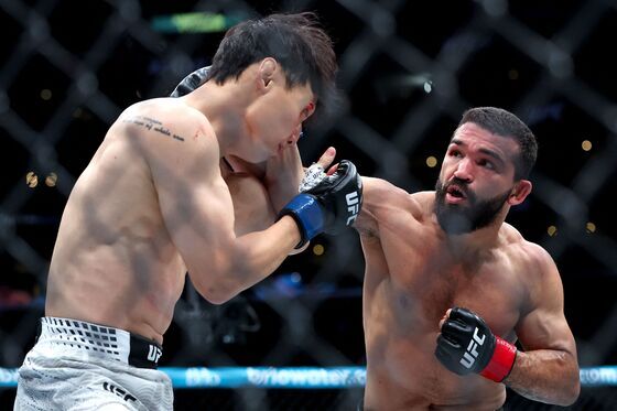 '코리안 슈퍼보이' 최두호, '핏불'에 1R KO패…UFC 랭킹 복귀 무산