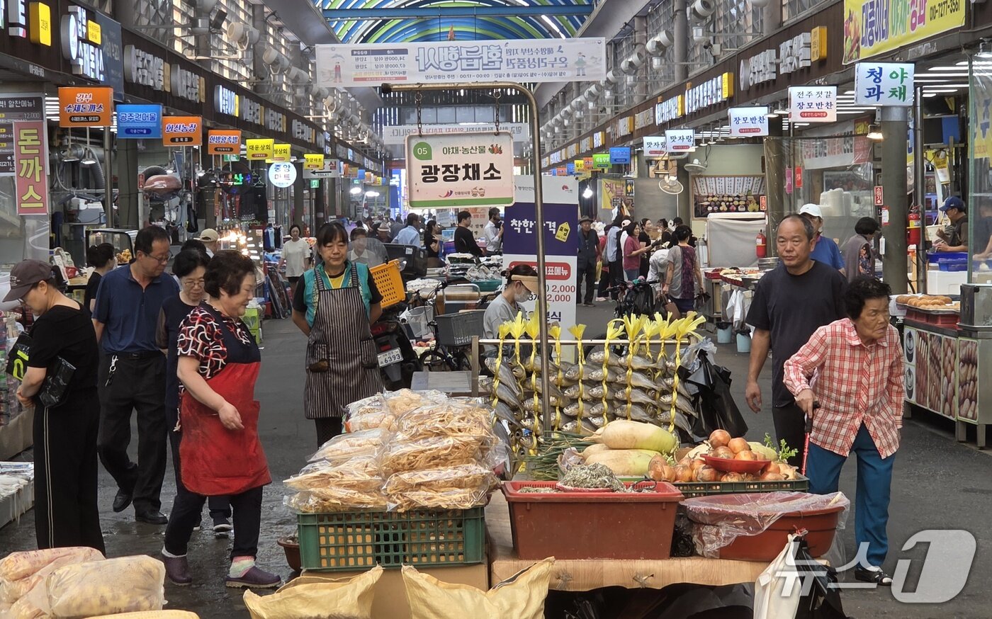 본문 이미지 - 20일 전북 전주시 전주신중앙시장이 제수용품을 사려는 시민들로 북적이고 있다. 2026.9.20 ⓒ 뉴스1 장수인 기자