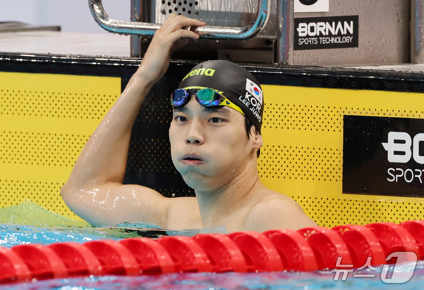 (도쿄=뉴스1) 김민지 기자 = 20일 도쿄 아쿠아틱스 센터에서 열린 2026 아이치·나고야 아시안게임 남자 100m 배영 예선 3조 경기에서 이주호가 경기를 마치고 기록을 확인하 …