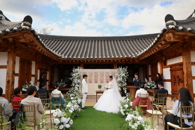 전라감영서 맺은 백년가약…'웨딩 인 전주' 3호 결혼식 개최