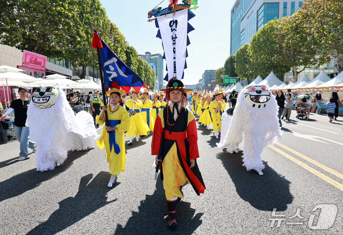 (서울=뉴스1) 이호윤 기자 = 20일 서울 서초구 반포대로에서 열린 '2026 서리풀뮤직페스티벌'에서 언남전통예술단이 퍼레이드를 하고 있다. 2026.9.20/뉴스1
