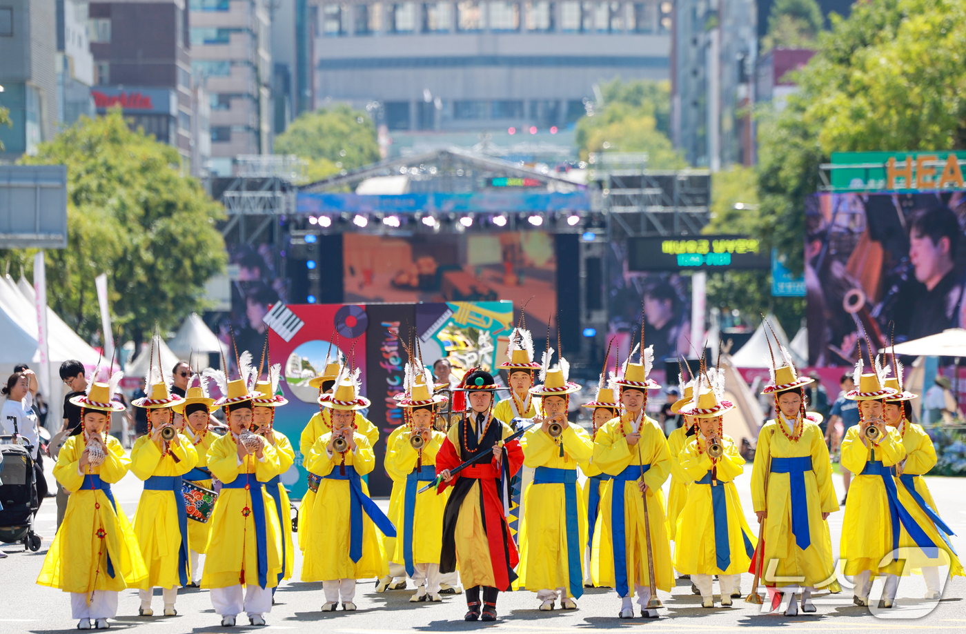 (서울=뉴스1) 이호윤 기자 = 20일 서울 서초구 반포대로에서 열린 '2026 서리풀뮤직페스티벌'에서 언남전통예술단이 퍼레이드를 하고 있다. 2026.9.20/뉴스1