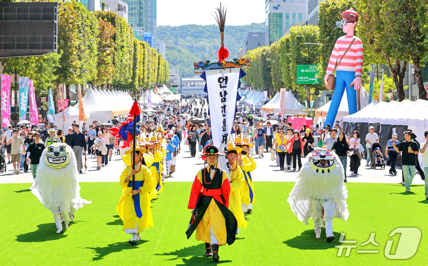 (서울=뉴스1) 이호윤 기자 = 20일 서울 서초구 반포대로에서 열린 '2026 서리풀뮤직페스티벌'에서 언남전통예술단이 퍼레이드를 하고 있다. 2026.9.20/뉴스1