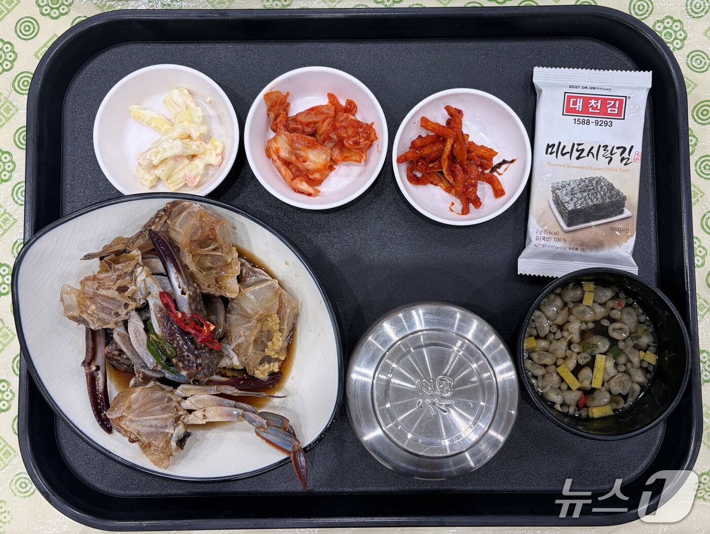 본문 이미지 - 20일 여수세계섬박람회 주행사장에서 판매중인 1만 4900원 게장백반. ⓒ 뉴스1 김성준 기자