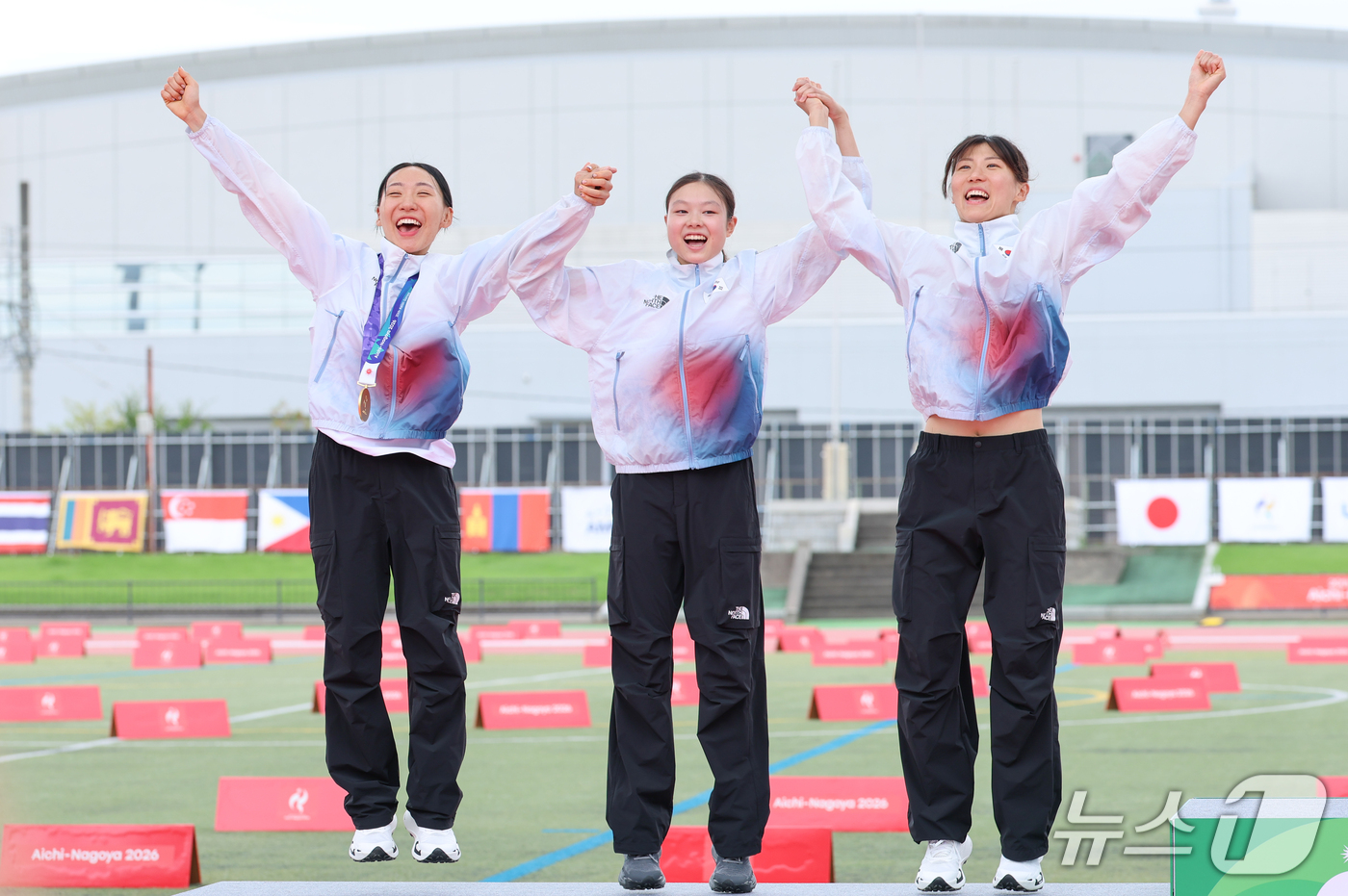 (안조=뉴스1) 안은나 기자 = 대한민국 성승민(왼쪽부터), 신수민, 김은주가 20일 일본 안조 스포츠 파크에서 열린 2026 아이치·나고야 아시안게임 여자 근대 5종 단체전 시상 …
