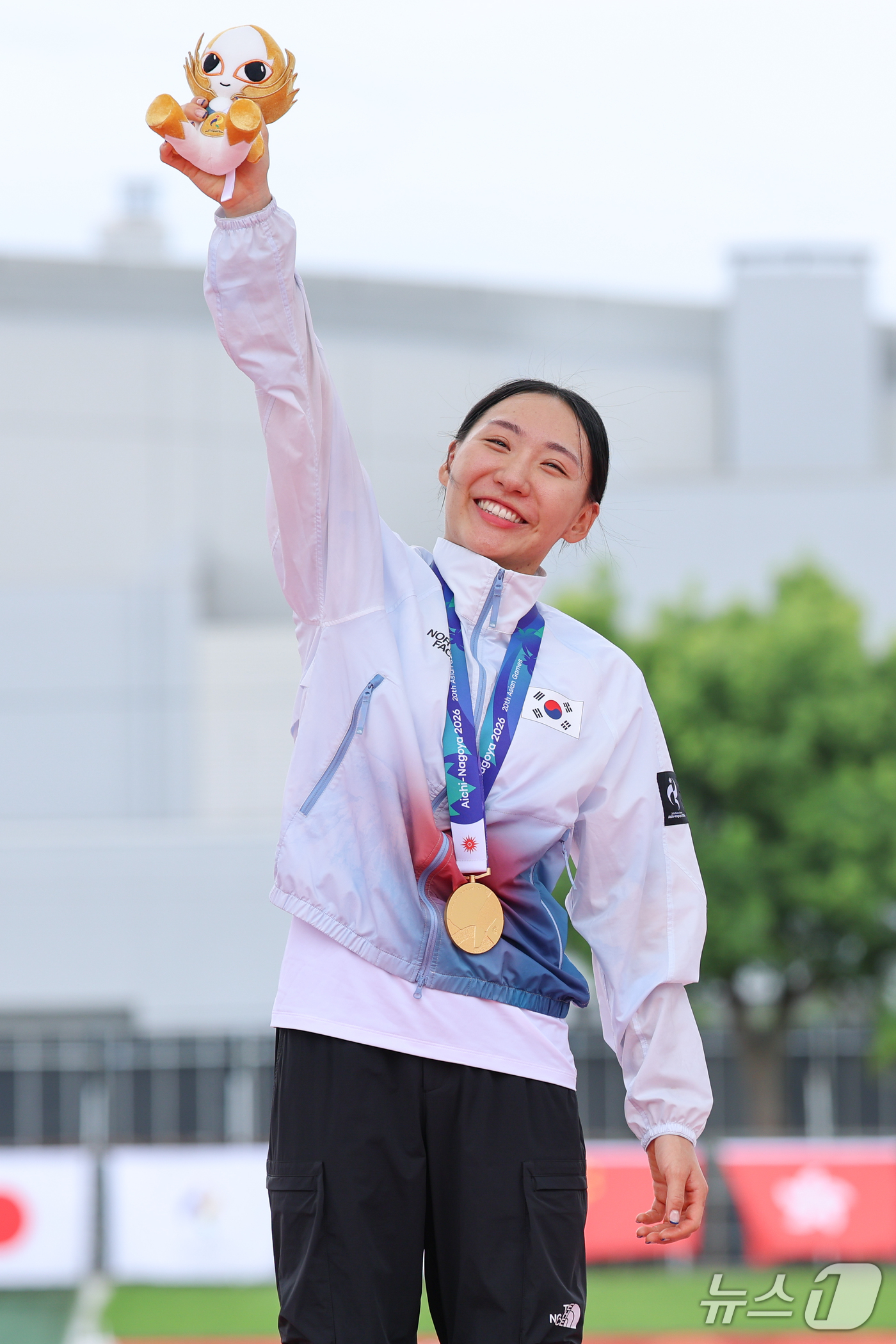 (안조=뉴스1) 안은나 기자 = 대한민국 성승민이 20일 일본 안조 스포츠 파크에서 열린 2026 아이치·나고야 아시안게임 근대 5종 개인전 여자 결승전에서 금메달을 목에걸고 기뻐 …