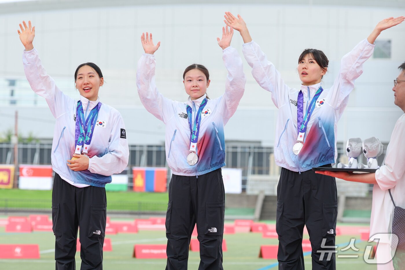 본문 이미지 - 대한민국 성승민(왼쪽부터), 신수민, 김은주가 20일 일본 안조 스포츠 파크에서 열린 2026 아이치·나고야 아시안게임 여자 근대 5종 단체전 시상식에서 은메달을 목에 걸고 있다. 2026.9.20 ⓒ 뉴스1 안은나 기자