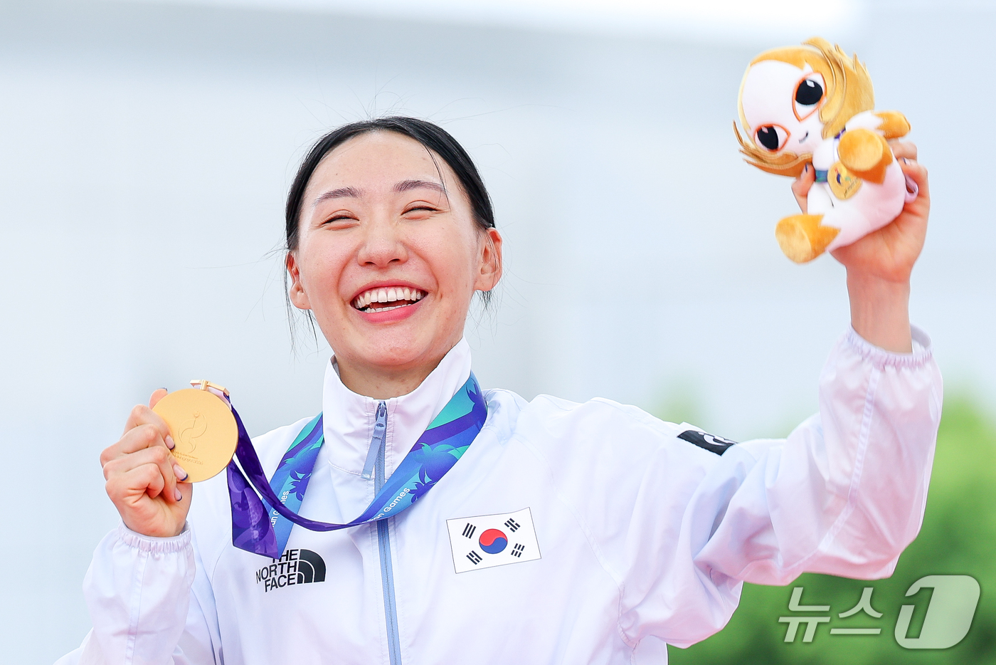 (안조=뉴스1) 안은나 기자 = 대한민국 성승민이 20일 일본 안조 스포츠 파크에서 열린 2026 아이치·나고야 아시안게임 근대 5종 개인전 여자 결승전에서 금메달을 목에건 뒤 기 …