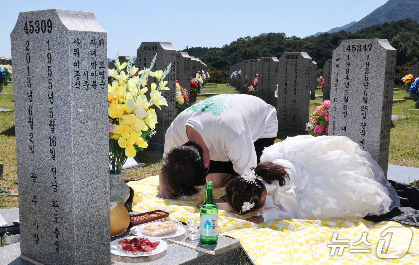 본문 이미지 - 추석 명절을 앞둔 20일 대전 유성구 국립대전현충원 모역에서 한복을 곱게 차려입은 어린이가 할아버지 묘비에서 절을 하고 있다. 2026.9.20 ⓒ 뉴스1 김기태 기자