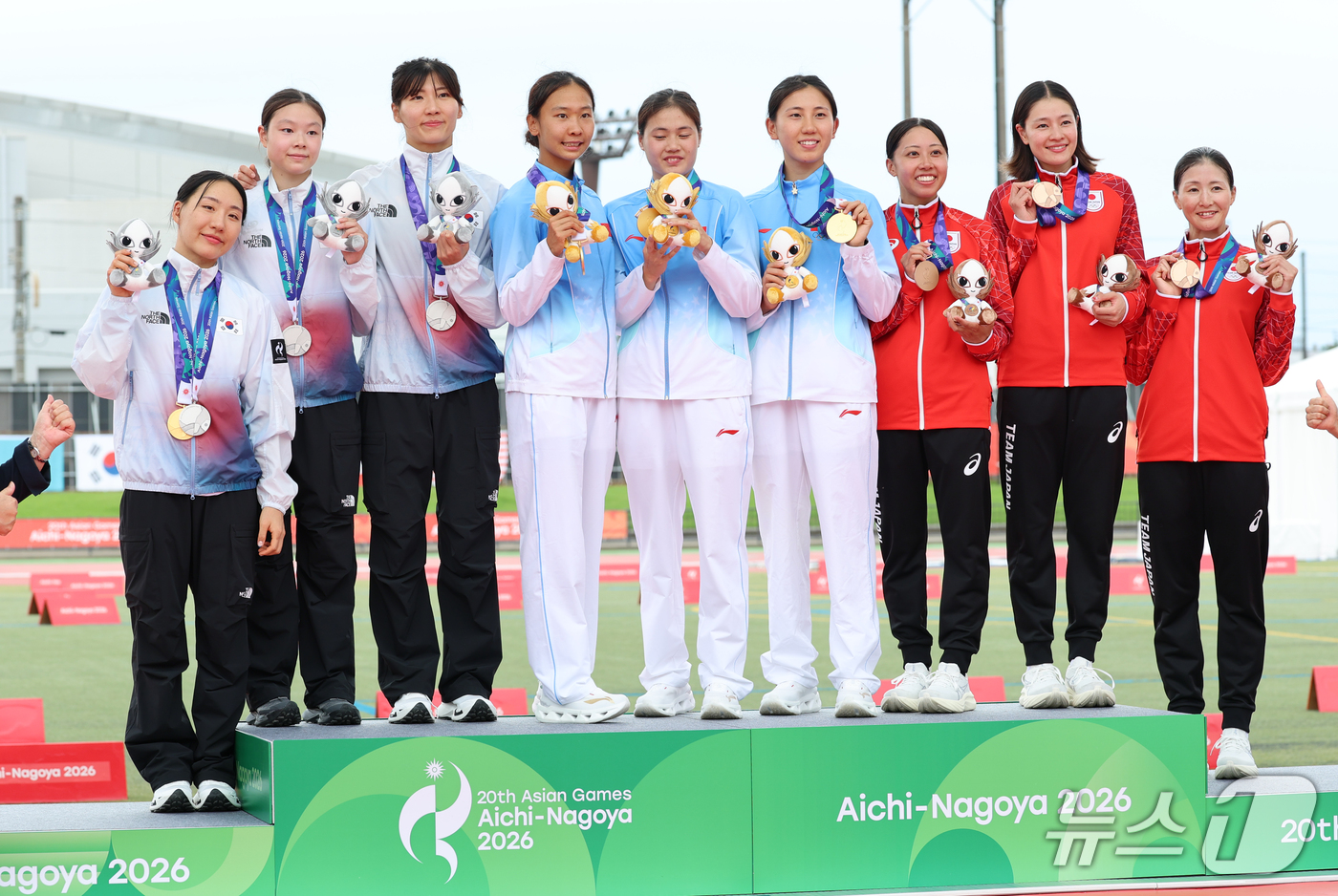(안조=뉴스1) 안은나 기자 = 대한민국 성승민(왼쪽부터), 신수민, 김은주가 20일 일본 안조 스포츠 파크에서 열린 2026 아이치·나고야 아시안게임 여자 근대 5종 단체전 시상 …